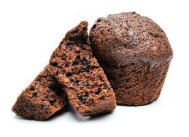 hela och bruten in i bitar choklad muffin isolerat på en vit bakgrund. choklad chip muffin. foto