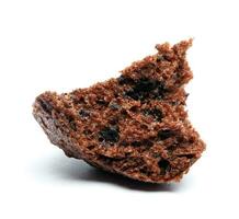 bruten bit av choklad muffin isolerat på vit bakgrund. choklad chip muffin. foto