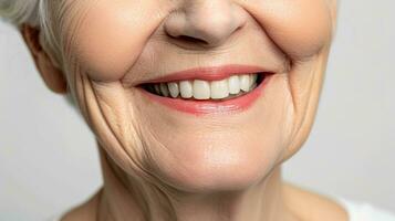 ai genererad äldre kvinna leende med friska vit tänder isolerat på vit bakgrund. foto