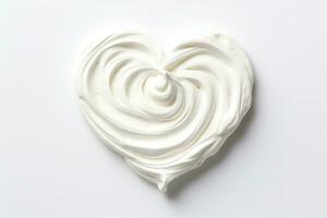ai genererad vit vispad grädde i de form av en hjärta på en vit bakgrund. foto