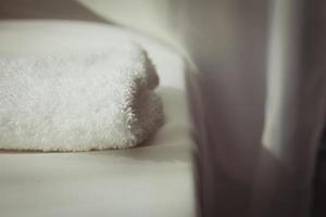 vit handduk på vit tygbakgrund foto