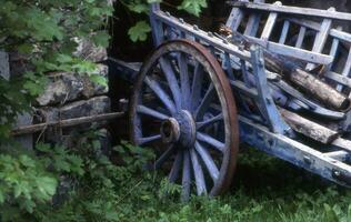 ett gammal trä- vagn med en blå hjul foto