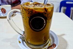 närbild se av en glas av iced cappuccino kaffe foto