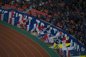 Bangkok, thailand , 2014 - på en fotboll spel, de thailand flagga är flugit i en stadion. foto