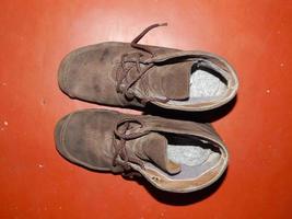 gamla och nya skor för män och kvinnor foto