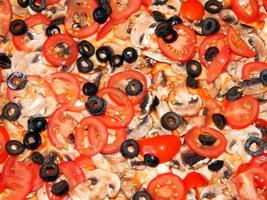 laga pizza steg-för-steg recept med ingredienser foto