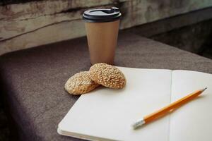 penna, anteckningsbok och papper kaffe kopp foto