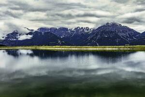 alpina toppar med reflexion foto