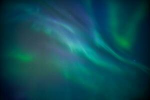 aurora borealis eller nordlig lampor lysande i de natt himmel på vinter- foto