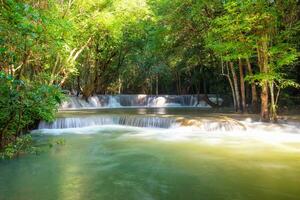 skön huay mae khamin vattenfall i tropisk regnskog på srinakarin nationell parkera foto