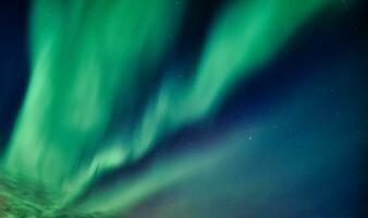skön aurora borealis och starry lysande i de natt himmel på arktisk cirkel foto