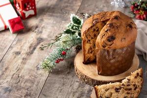 traditionell italiensk panettone till jul foto