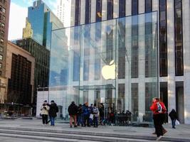 människor som besöker äppelbutiken på 5th avenue. Apple Inc. foto