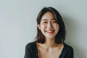 ai genererad asiatisk kvinna blinka till kamera leende glad stående vit vägg foto