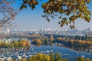 panoramautsikt över distriktspodilen och floden dnipro i Kiev på hösten foto