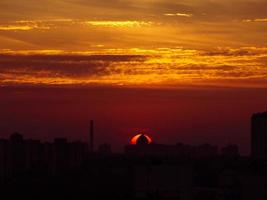 solen går upp över Kievs skyline, Ukraina foto