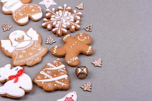 julfestliga pepparkakor gjorda hemma på en färgbakgrund foto