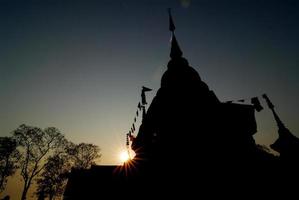 siluett wat chalong tempel i phuket thailand foto