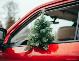 jul bakgrund med snö och röd bil jul träd foto