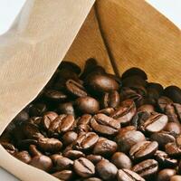brun rostad kaffe bönor närbild foto