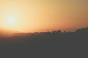 dimmig solnedgång över los angeles foto