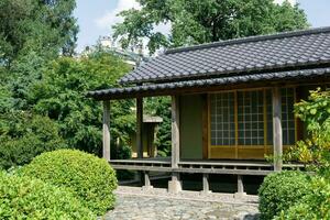 te hus i japansk trädgård foto