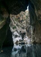 naturlig tunnel i en kanjon med en rena transparent flod foto