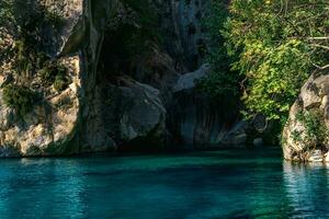 klippig kanjon med blå vatten i goynuk, Kalkon foto