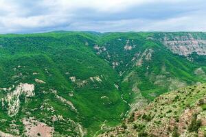 berg landskap, se av en enorm klyfta med klippig grön sluttningar foto