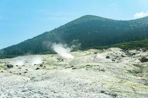 fumarole fält på de backe av mendeleev vulkan, kunashir ö foto