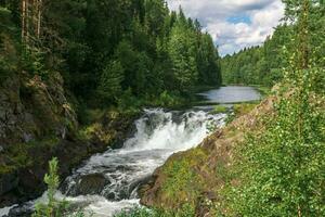 naturlig landskap med en klar vattenfall på en skog vatten foto