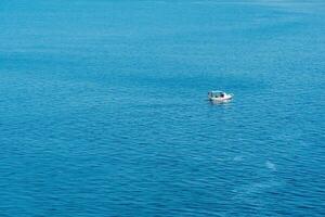 marinmålning med en ensam fiske båt, se från ovan foto