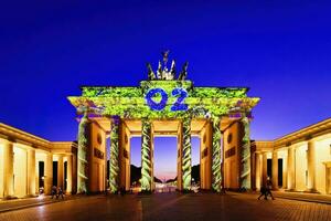 berlin, Tyskland, 2021 - Brandenburg Port under de festival av lampor, parisera fyrkant, unter håla lind, berlin, Tyskland foto