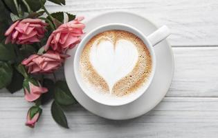en kopp kaffe med hjärtmönster foto