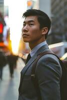 ai genererad porträtt av asiatisk affärsman ung man i svart kostym stående på stadens centrum gata foto