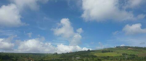 berg landskap med blå himmel och vit moln i indonesien foto