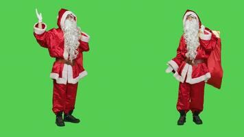 helgon nick skapande marknadsföring ad i studio, arbetssätt på jul eve Semester annons till spridning december anda. person i santa kostym pekande vänster och rätt till annonsera något. foto