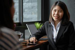 ny personal asiatiska kvinnor arbetar på kontoret.