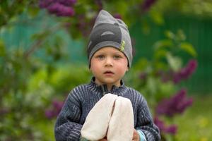 vacker baby pojke med barn ansikte poserar fotograf foto