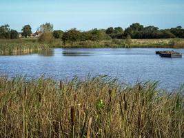 sjö i staveley naturreservat, norra yorkshire, england foto