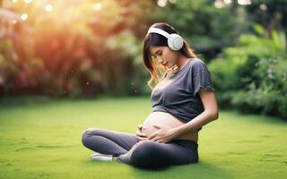 ai genererad gravid kvinna Sammanträde lyssnande till musik på de gräs i de trädgård spela musik för din ofödd barn till lyssna till. lyckligt foto