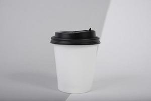 svartvitt kaffepapperskopp. mockup för kreativt designmärke. foto