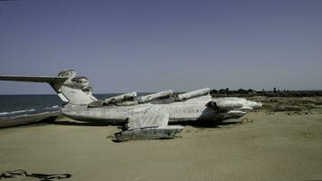 antenn se av en förstörd övergiven flygplan hittades i ett obebodd ö nära de hav på blå himmel bakgrund. handling. begrepp av katastrof och död. foto