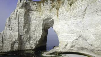 topp se av vit klippa med båge. handling. välvd textavsnitt i vit klippa - skön mirakel av natur, skapas i bearbeta av erosion från hav och vindar foto