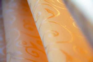 närbild av orange tygmönster tryckt med rundhetsformer foto