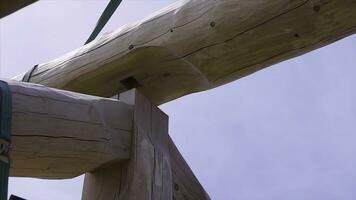 trä- tak konstruktion. klämma. installation av trä- balkar på konstruktion de tak fackverk systemet av de hus foto