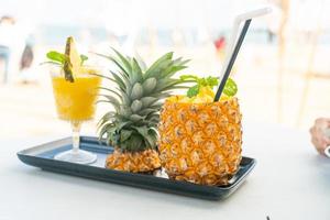 ananas smoothies med havsstrand bakgrund foto