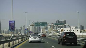 förenad arab emirater, dubai - oktober 2017. man reser förbi bil i dubai med en se från de bil. se från de interiör av de bil på de gator av dubai, bilar på en varm dag foto