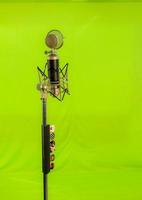 vokalkondensatormikrofon med vindskärm isolerad på grön bakgrund