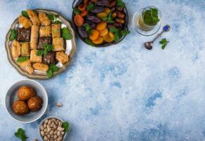 ramadan iftar traditionell desserter baklava och datum foto